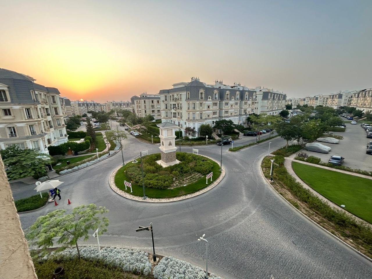 mvhp-apt-84-03 إطلالة غروب على ميدان مزروع وعمارات - شقة في كمبوند ماونتن فيو هايد بارك، القاهرة الجديدة
