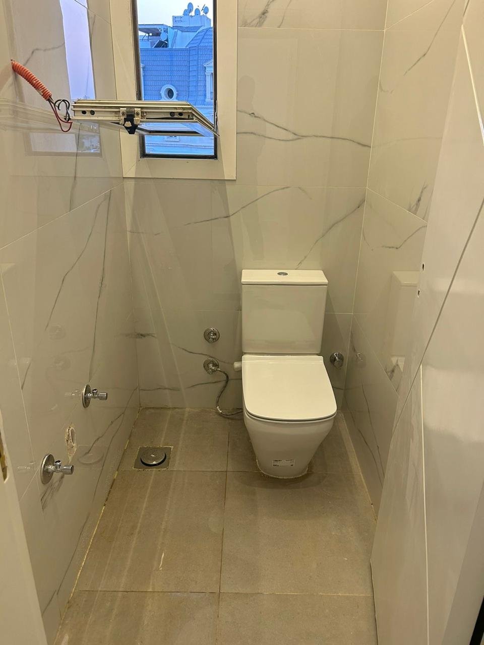 mvhp-apt-84-08 دورة مياه صغيرة متشطبة بحوائط رخام - شقة في كمبوند ماونتن فيو هايد بارك، القاهرة الجديدة