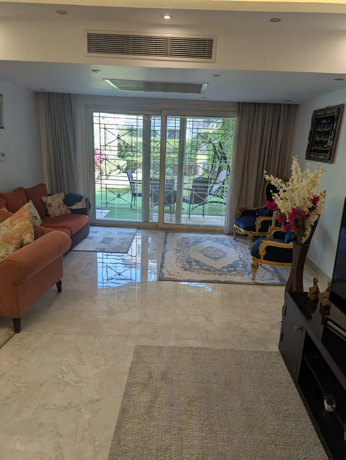 Garden-level living room with sliding doors to the lawn - villa in Mountain View Hyde Park, New Cairo