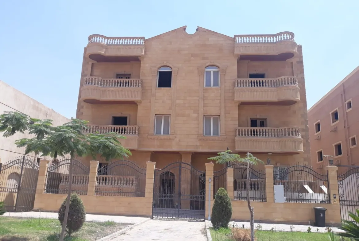 مبنى برتقالي بني من ثلاثة أدوار ببلكونات وحديقة صغيرة - شقة في كمبوند النخيل، القاهرة الجديدة