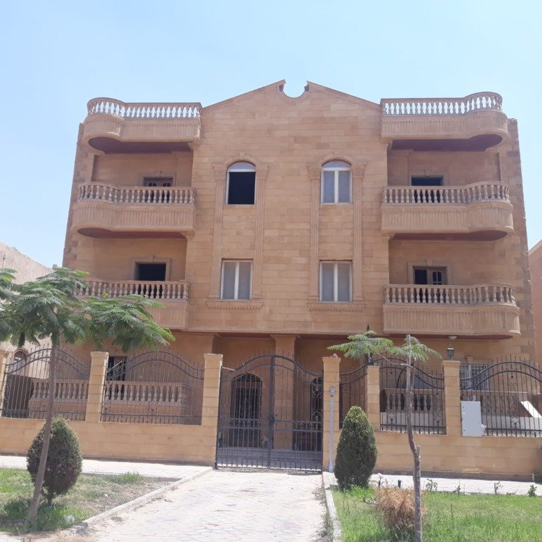 مبنى برتقالي بني من ثلاثة أدوار ببلكونات وحديقة صغيرة - شقة في كمبوند النخيل، القاهرة الجديدة