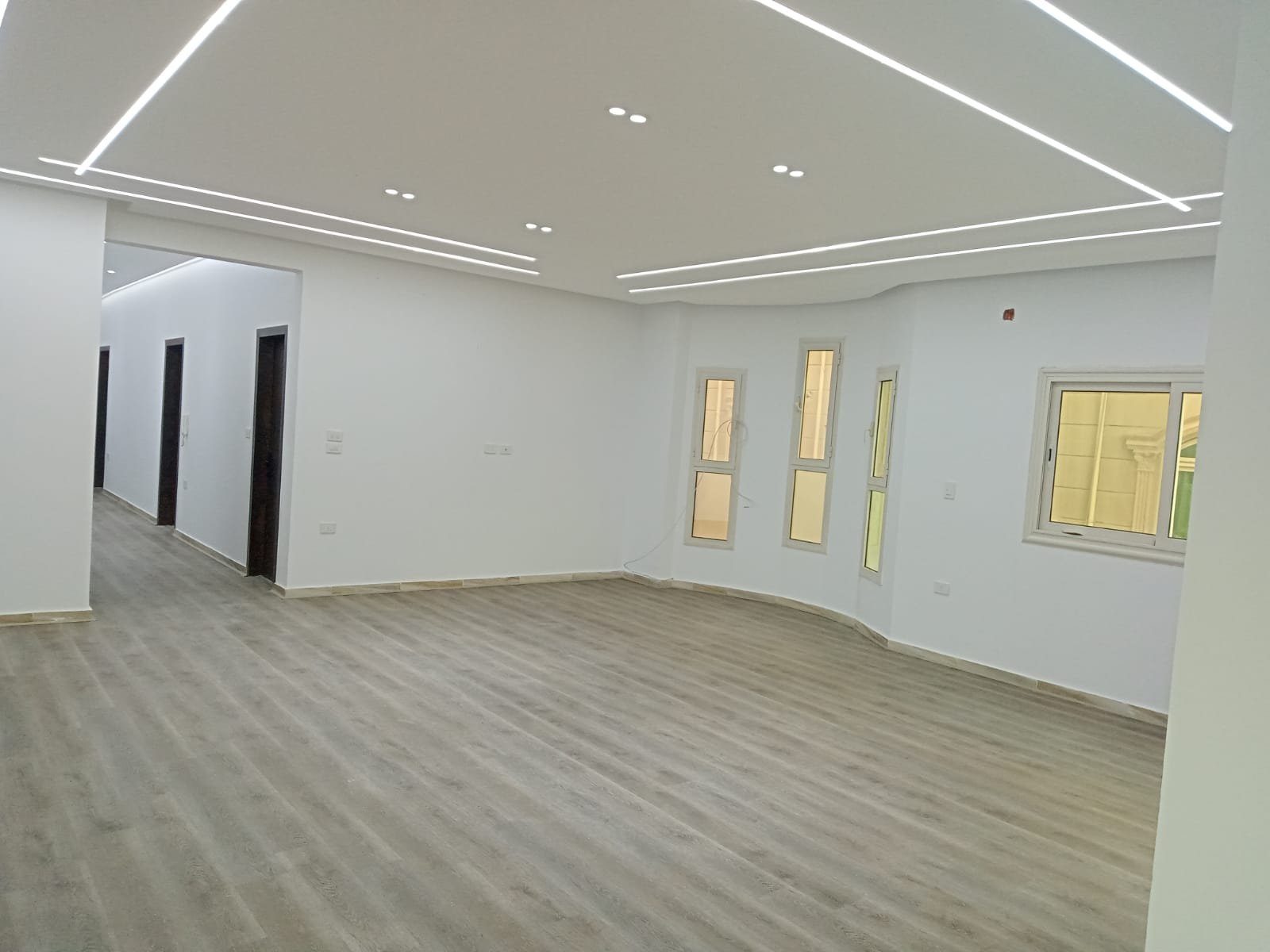 Reception with a soft ceiling light line and a view to the hall - unit in Marassi