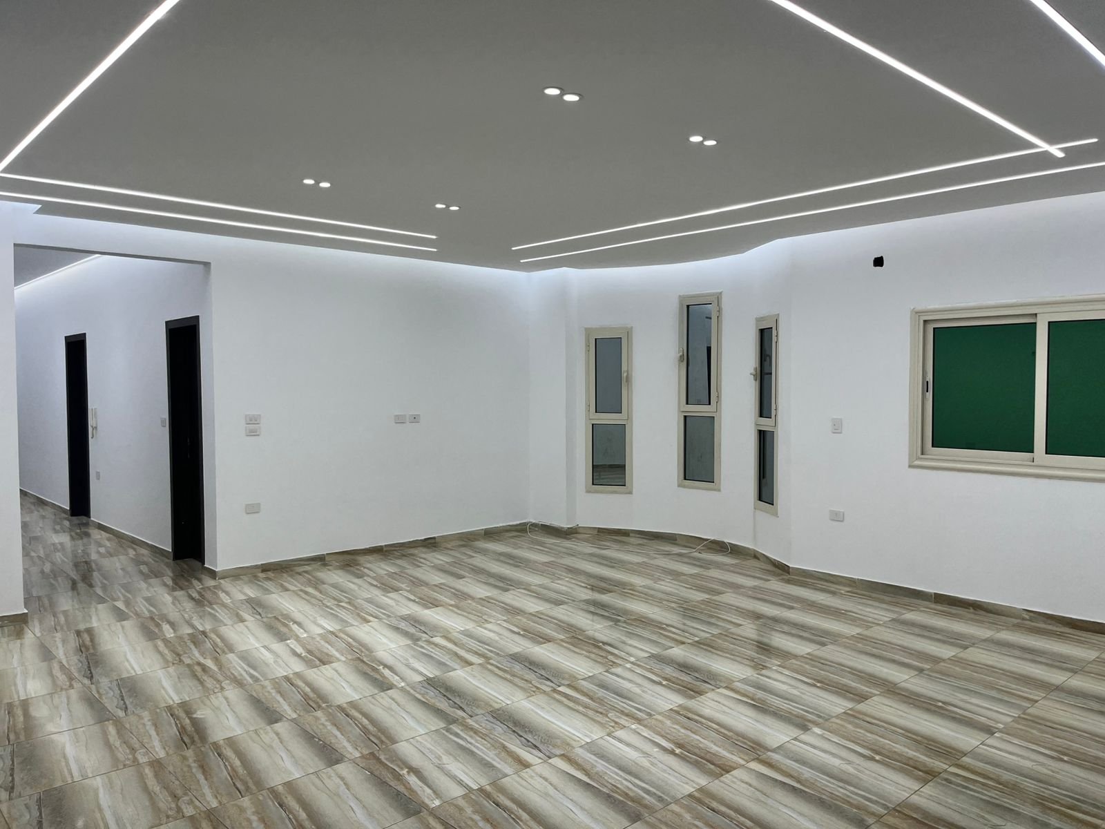 Panoramic view of the reception with light ceiling edges - unit in Marassi
