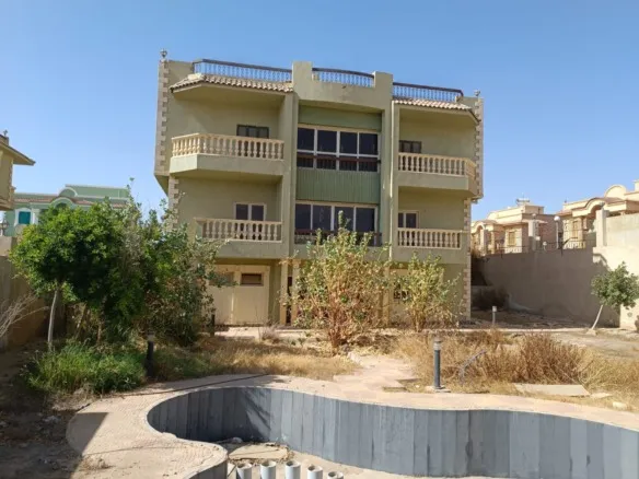 واجهة فيلا وحمام سباحة فارغ - فيلا هليوبوليس الجديدة