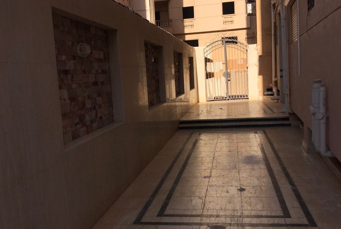 ممشى مبلط بين عمارتين سكنيتين - شقة في نورث لوتس، القاهرة الجديدة