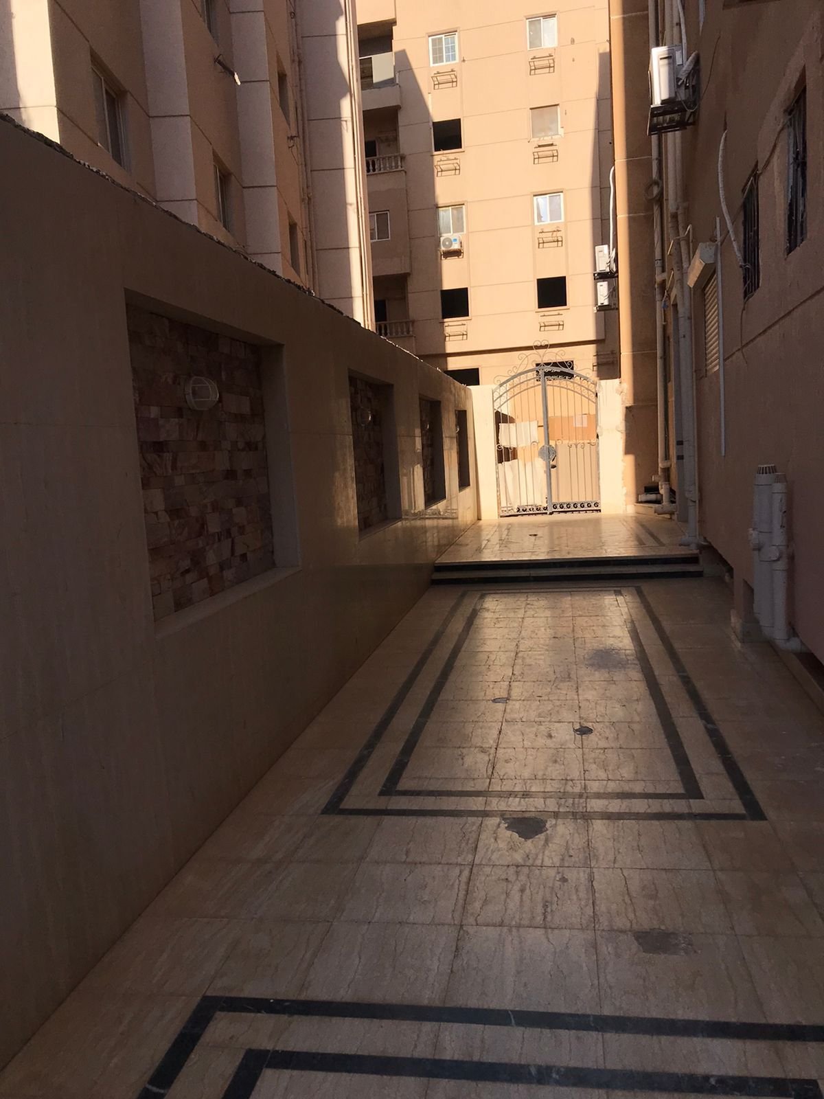 ممشى مبلط بين عمارتين سكنيتين - شقة في نورث لوتس، القاهرة الجديدة