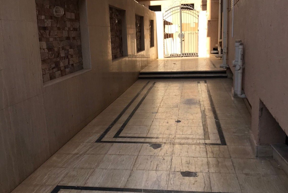 ممر جانبي للمبنى ببلاط رخام بإطار أسود - شقة في نورث لوتس، القاهرة الجديدة