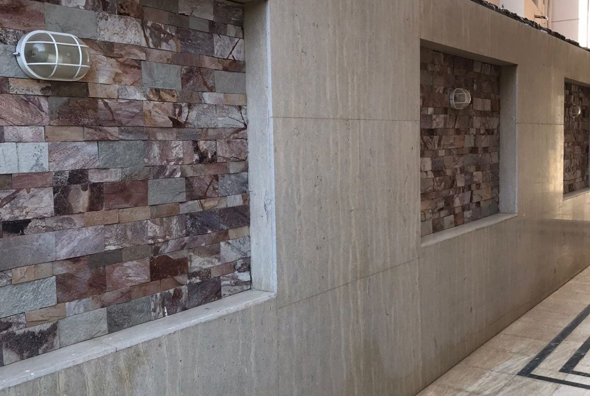سور بحشوات حجر ديكور بجوار الممشى - شقة في نورث لوتس، القاهرة الجديدة
