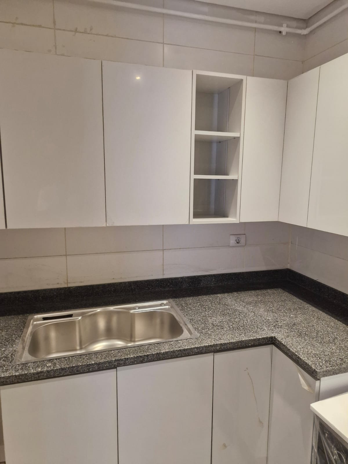 penthouse-for-rent-cfc-new-cairo-378-sqm-332-kitchen-sink Kitchen corner with white cabinets and a steel sink - penthouse in Cairo Festival City, New Cairo