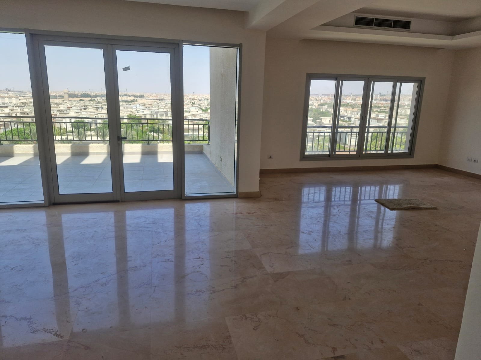 penthouse-for-rent-cfc-new-cairo-378-sqm-332-living-room Large empty room with marble floors and glass terrace doors - penthouse in Cairo Festival City, New Cairo