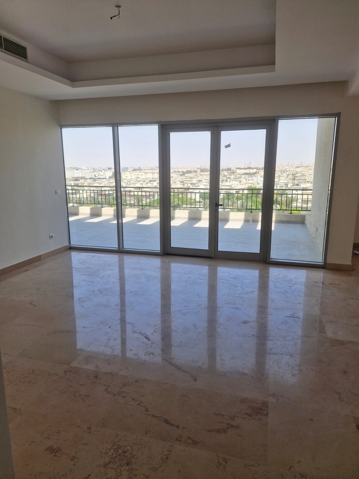 penthouse-for-rent-cfc-new-cairo-378-sqm-332-reception Empty reception with a glossy floor and terrace doors - penthouse in Cairo Festival City, New Cairo