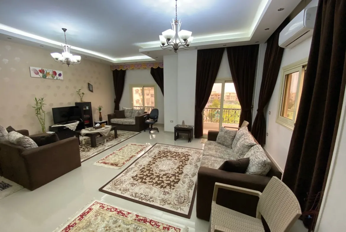 Spacious reception with chandelier and seating, penthouse for sale in South Academy New Cairo - ريسبشن واسع بنجفة وأنتريه، بنتهاوس للبيع في جنوب الأكاديمية القاهرة الجديدة