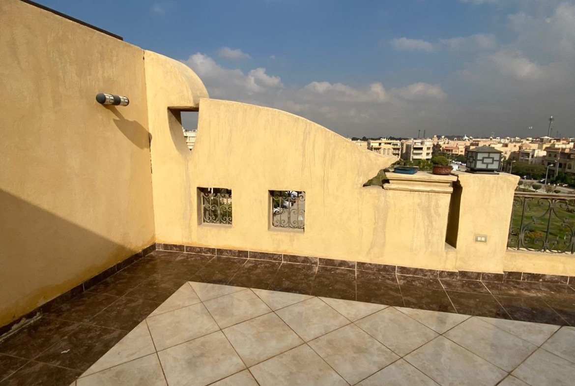 Large tiled terrace with open sky, penthouse in South Academy B - تراس كبير مبلط بإطلالة مفتوحة، بنتهاوس في جنوب الأكاديمية ب