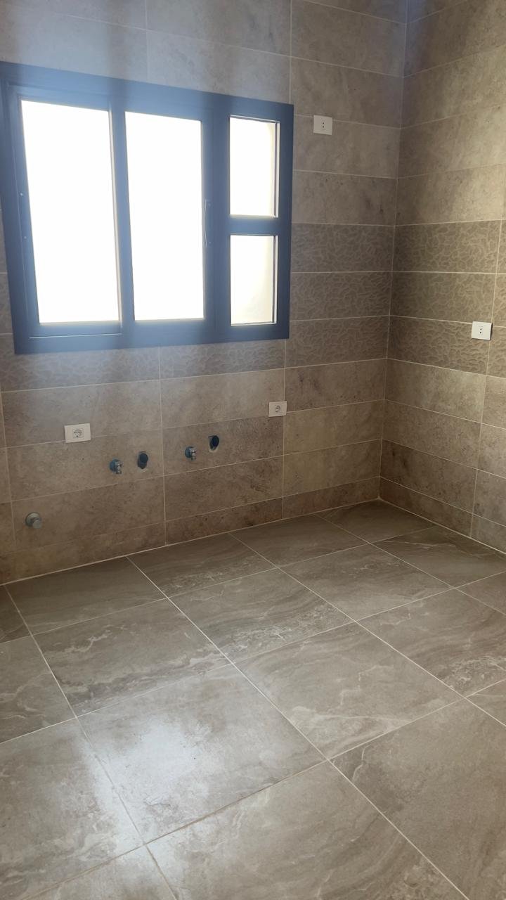 penthouse-rent-fifth-square-new-cairo-26-bathroom-4 Empty bathroom with large window - penthouse in Fifth Square, New Cairo