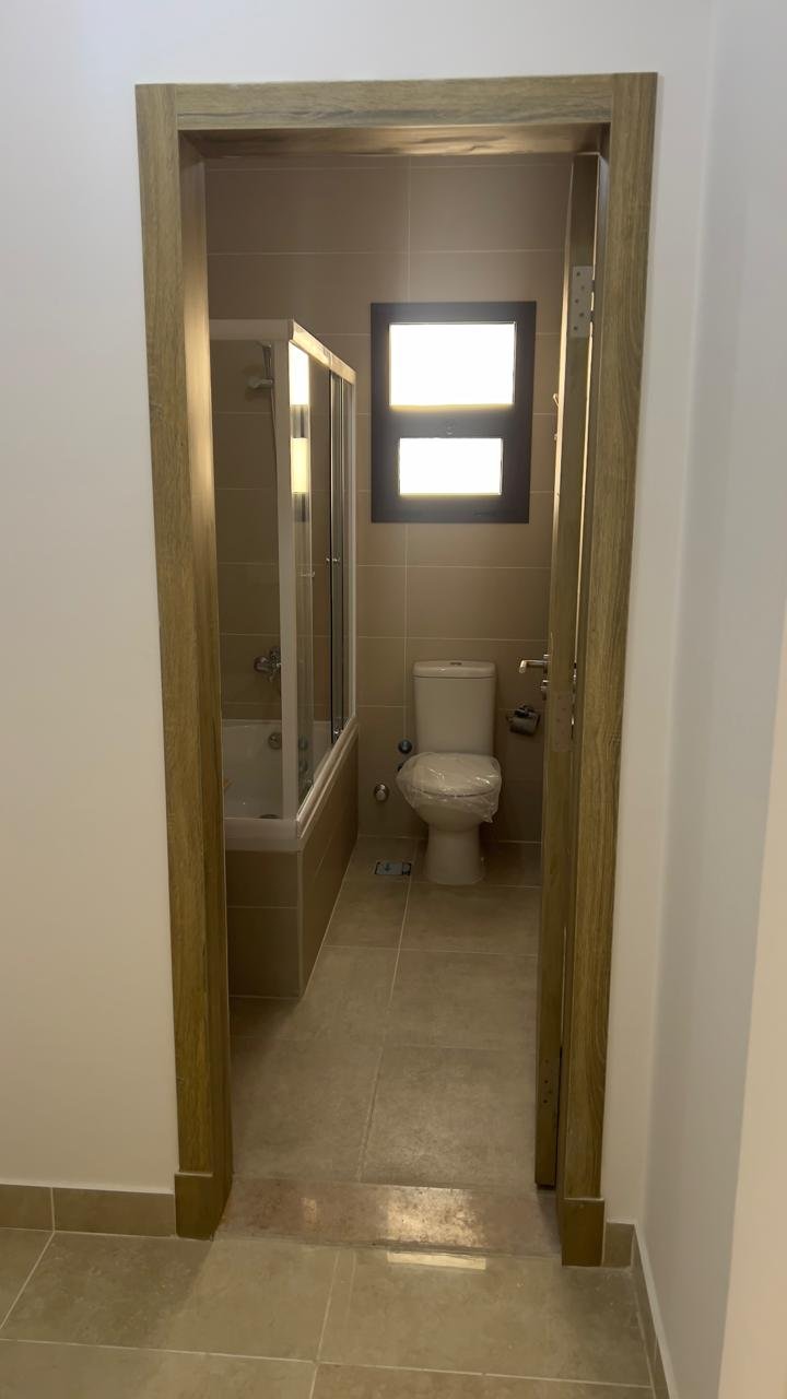 penthouse-rent-fifth-square-new-cairo-26-bathroom Bathroom seen through the door - penthouse in Fifth Square, New Cairo