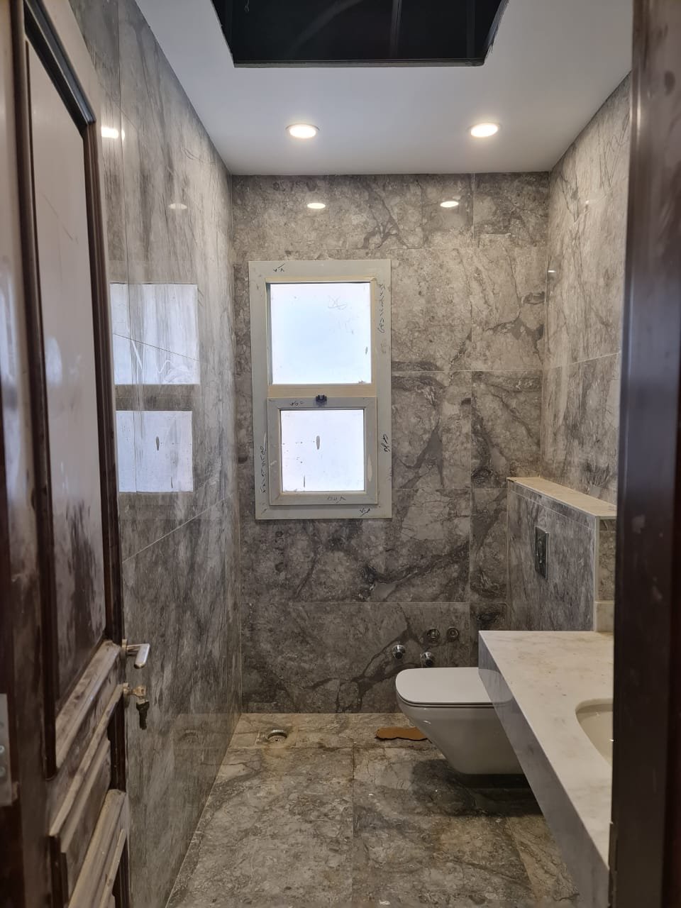 Bathroom – PK1 villa حمام بفتحة سقف علوية وبلاط شبه الرخام الرمادي - فيلا في PK1 بالم هيلز، التجمع الخامس