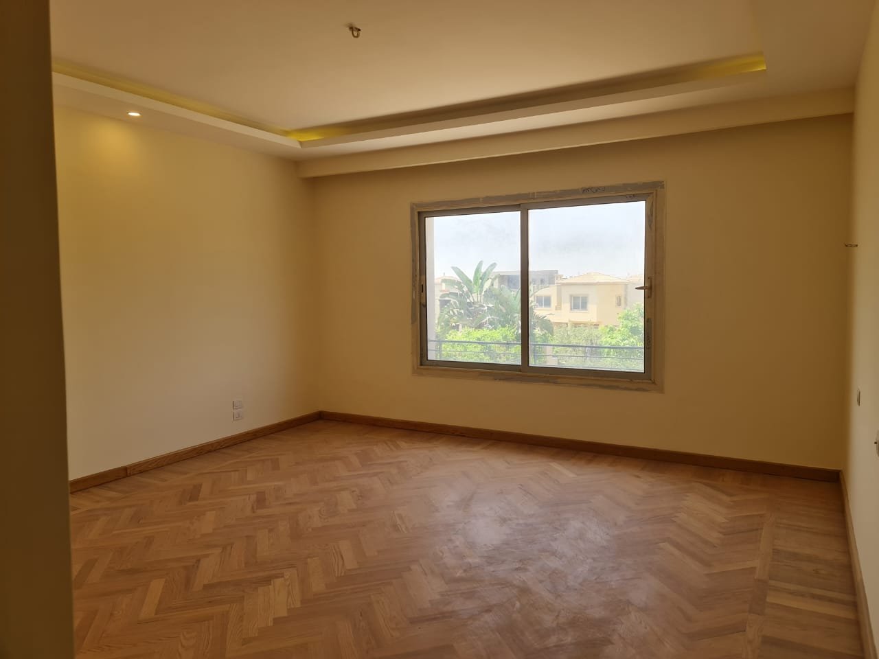 Bedroom – PK1 villa غرفة فاضية بأرضية باركيه سمكة وشباك على الحديقة - فيلا في PK1 بالم هيلز، التجمع الخامس