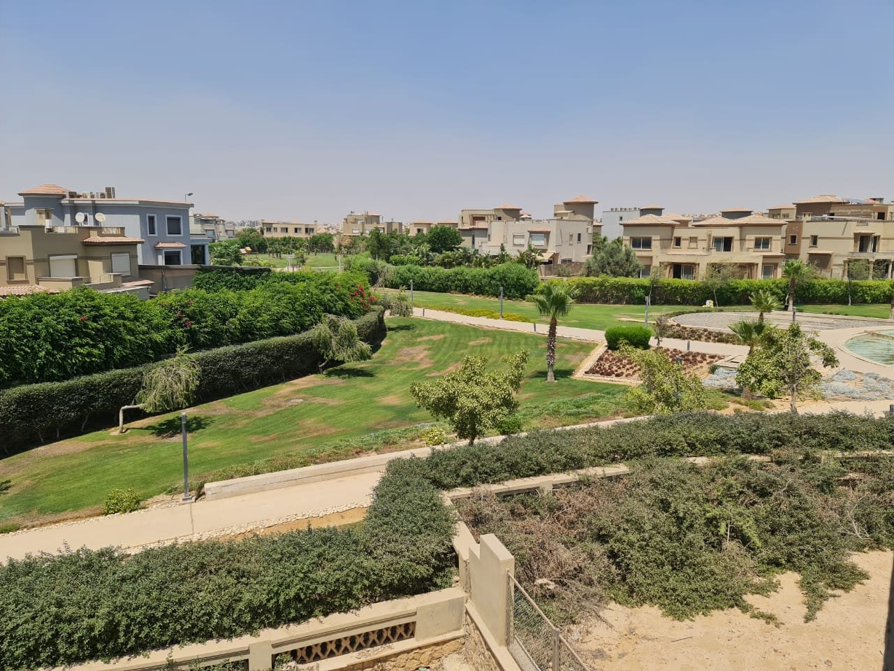 إطلالة جاردن – فيلا PK1 حديقة منسقة بأسوار شجر وفيلات من أعلى - فيلا في PK1 بالم هيلز، التجمع الخامس