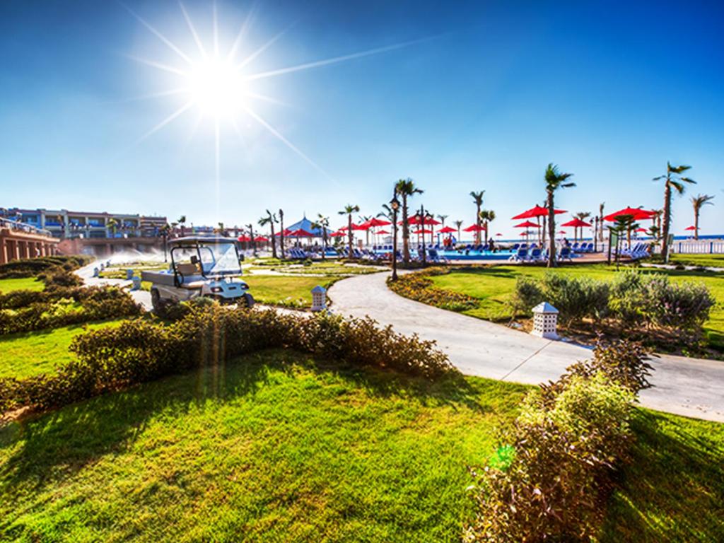 Sunny resort gardens with winding paths and palm trees - chalet in Porto Matruh, North Coast