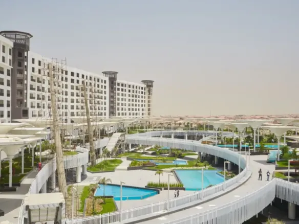 Porto New Cairo compound pools and plaza - حمامات سباحة وساحة كمبوند بورتو نيو كايرو