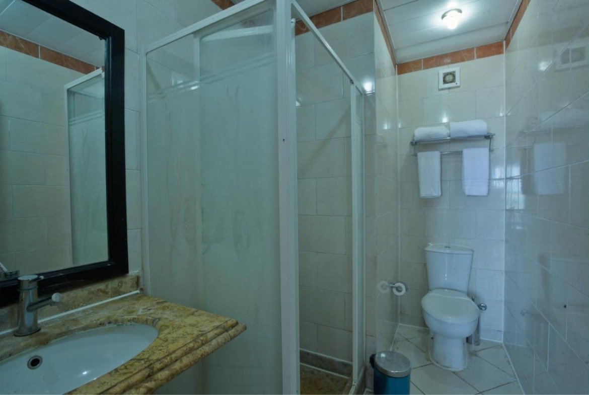Bathroom with glass shower and wall-mounted basin - chalet in Porto Marina, North Coast