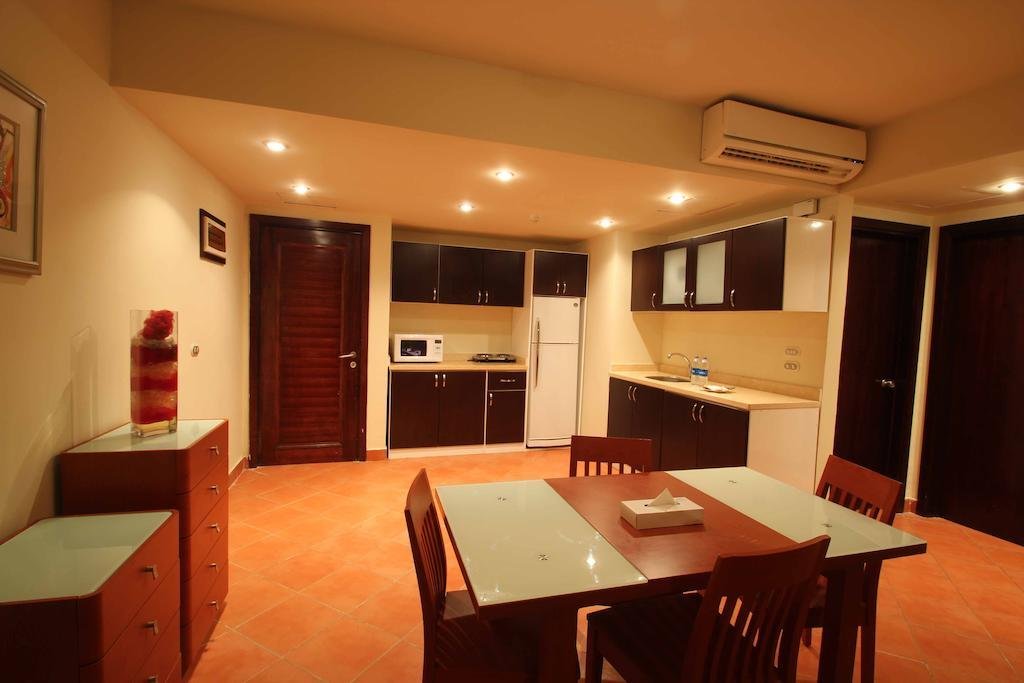 Studio living area with kitchenette and dining table - chalet in Porto Marina, North Coast