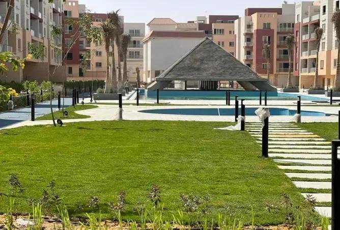 نجيل بممشى حجارة يؤدي إلى حمام سباحة وجازيبو بسقف قش - شقة في بروميناد وادي دجلة، التجمع الخامس