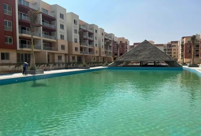 حمام سباحة فيروزي وجازيبو بسقف قش وبلوكات سكنية - شقة في بروميناد وادي دجلة، التجمع الخامس