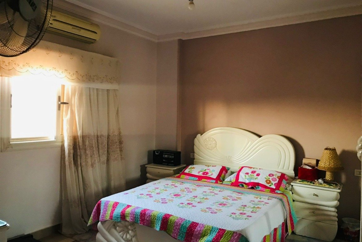 Master bedroom with large window, roof in Al Banafseg - غرفة نوم ماستر بشباك كبير، روف في البنفسج