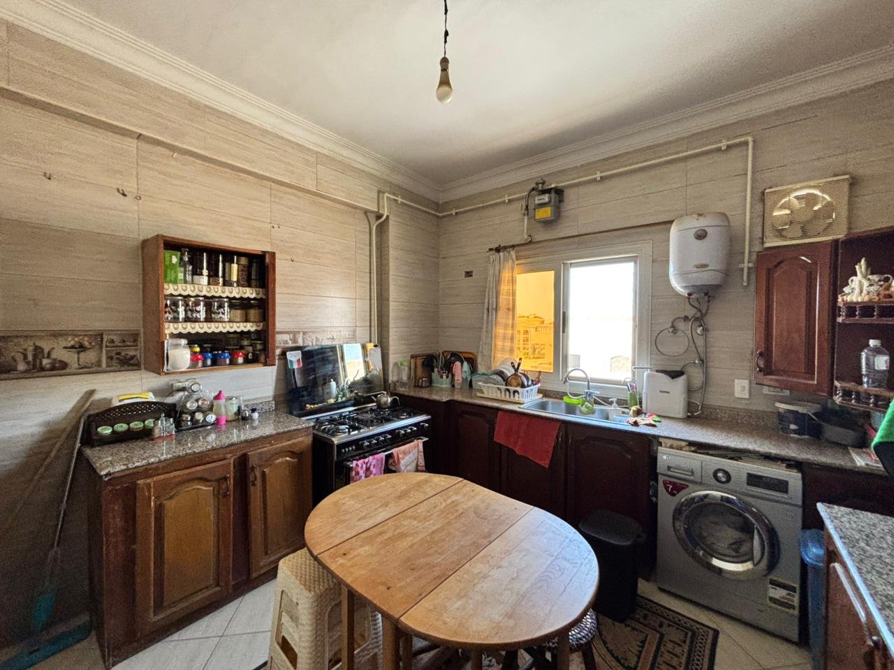 roof-for-sale-al-banafseg-2-new-cairo-210-sqm-terrace-kitchen Large kitchen with wooden cabinets and washing machine, Al Banafseg roof - مطبخ كبير بدواليب خشب وغسالة، روف البنفسج