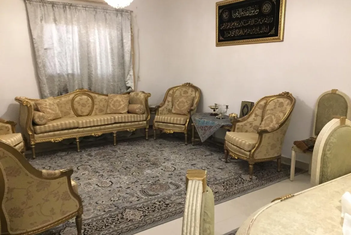 Classic reception with gold seating, roof apartment for sale in Al Banafseg 2 - ريسبشن كلاسيك بأنتريه ذهبي، شقة روف للبيع في البنفسج 2