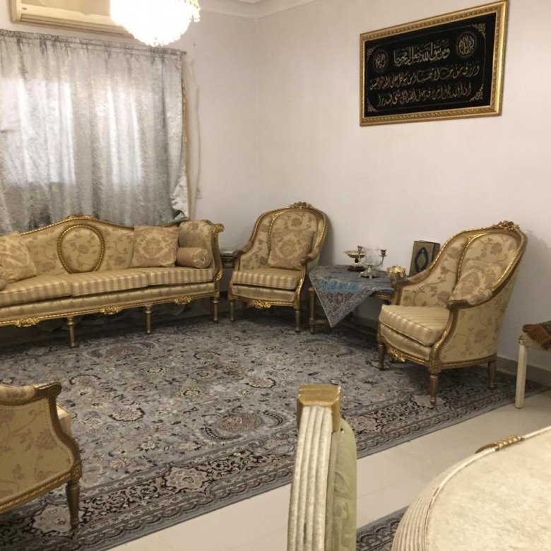Classic reception with gold seating, roof apartment for sale in Al Banafseg 2 - ريسبشن كلاسيك بأنتريه ذهبي، شقة روف للبيع في البنفسج 2