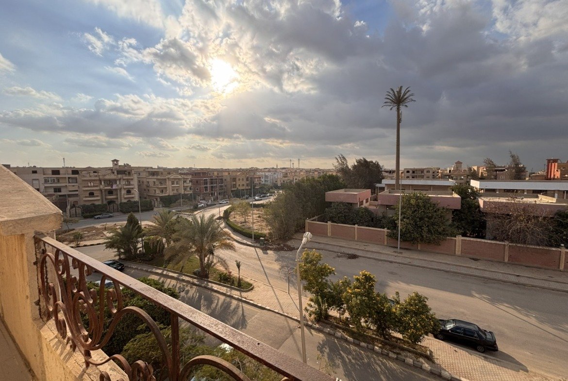 Terrace view over the street and greenery, Al Banafseg New Cairo - إطلالة التراس على الشارع والخضرة، البنفسج القاهرة الجديدة