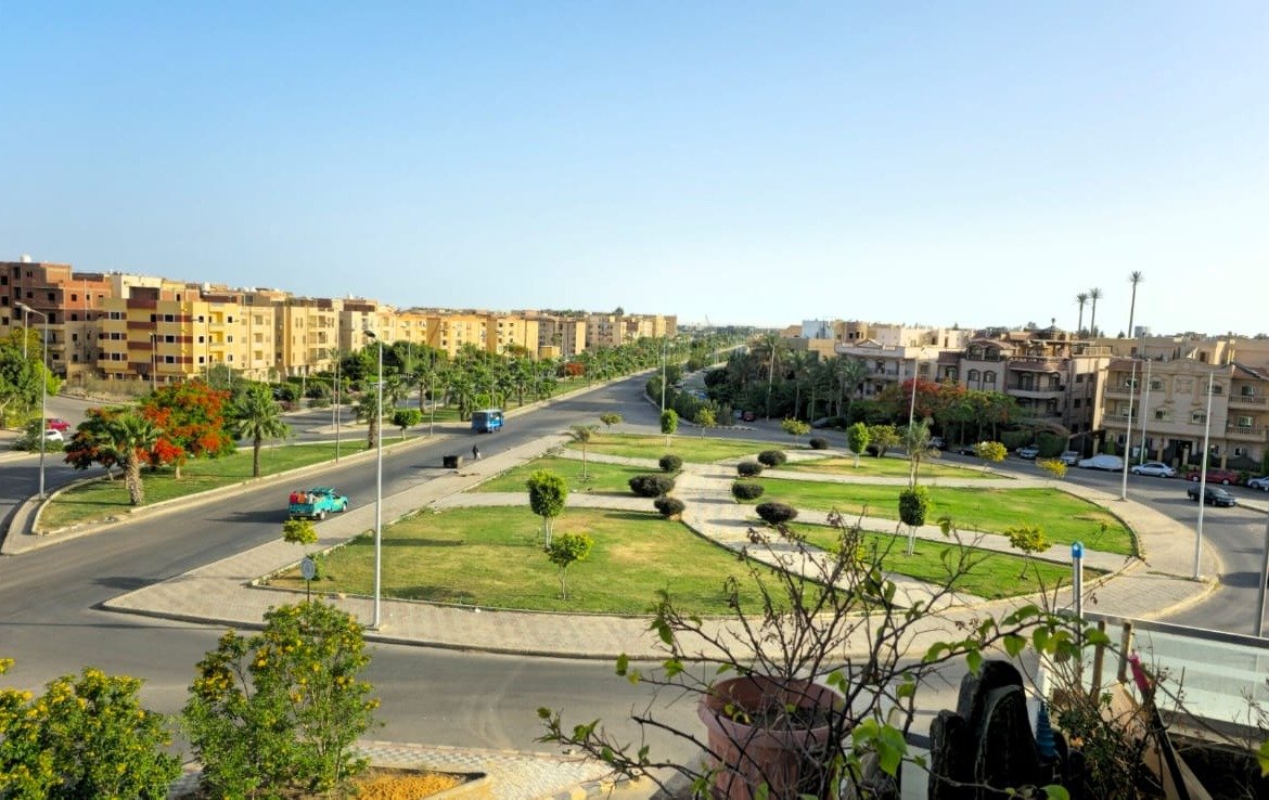 View of a green roundabout and the neighbourhood from the balcony - unit in Al Banafseg 4, New Cairo