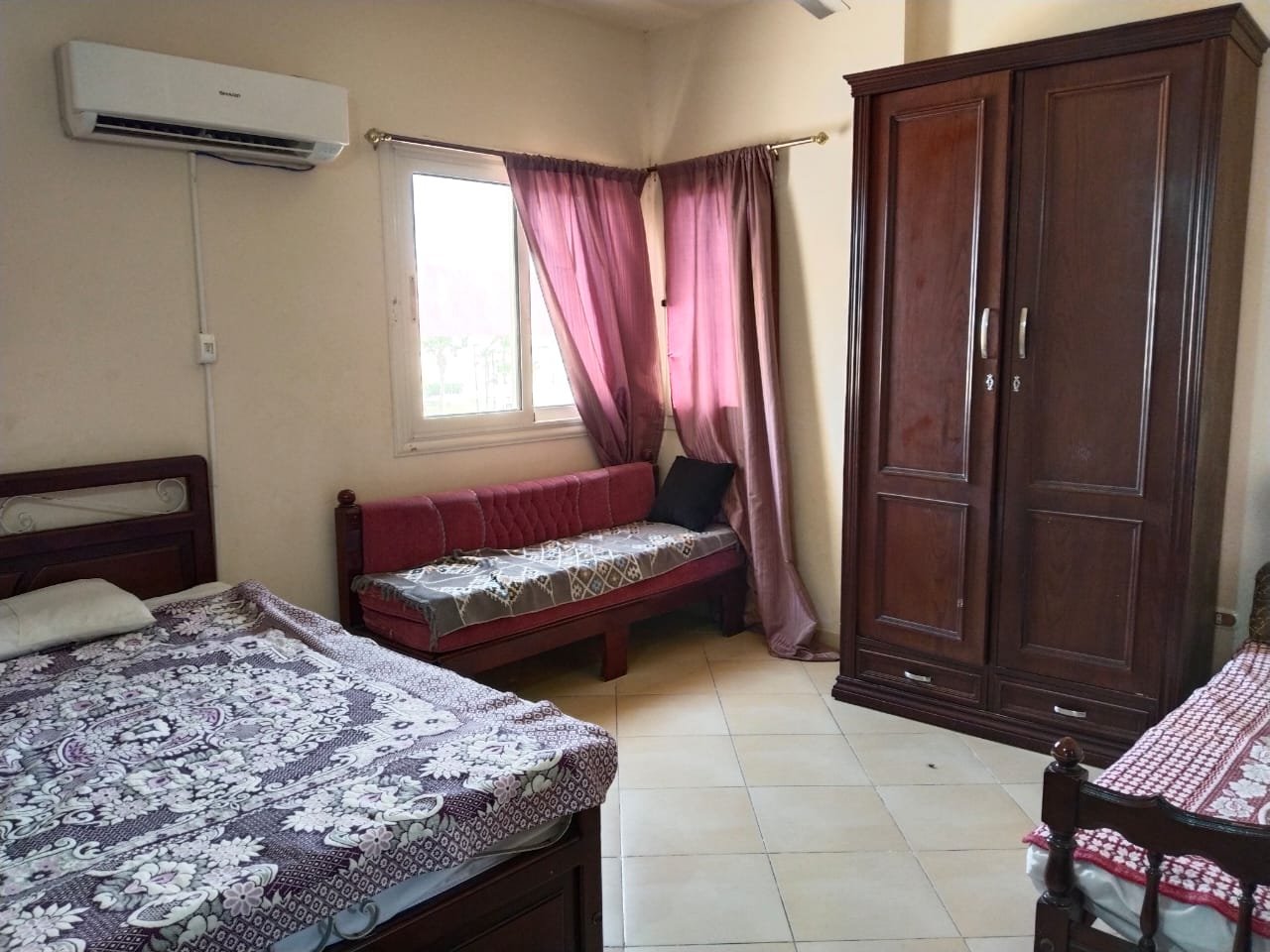 Bedroom with wardrobe, air conditioner and printed bedspread - chalet in Rozana, North Coast