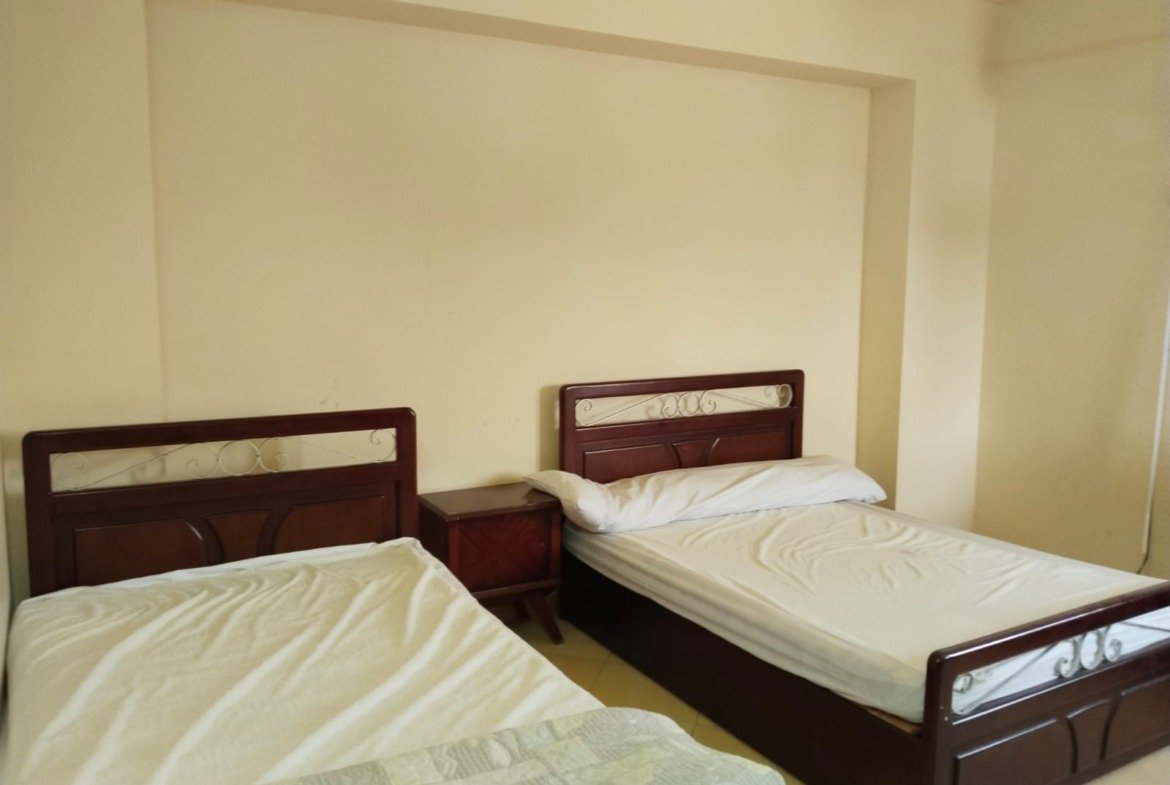 Bedroom with two single beds and cream walls - chalet in Rozana, North Coast