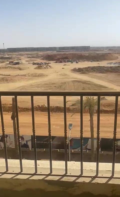 سور بلكونة يطل على أرض صحراوية مفتوحة ونخيل - شقة في سراي، مدينة المستقبل