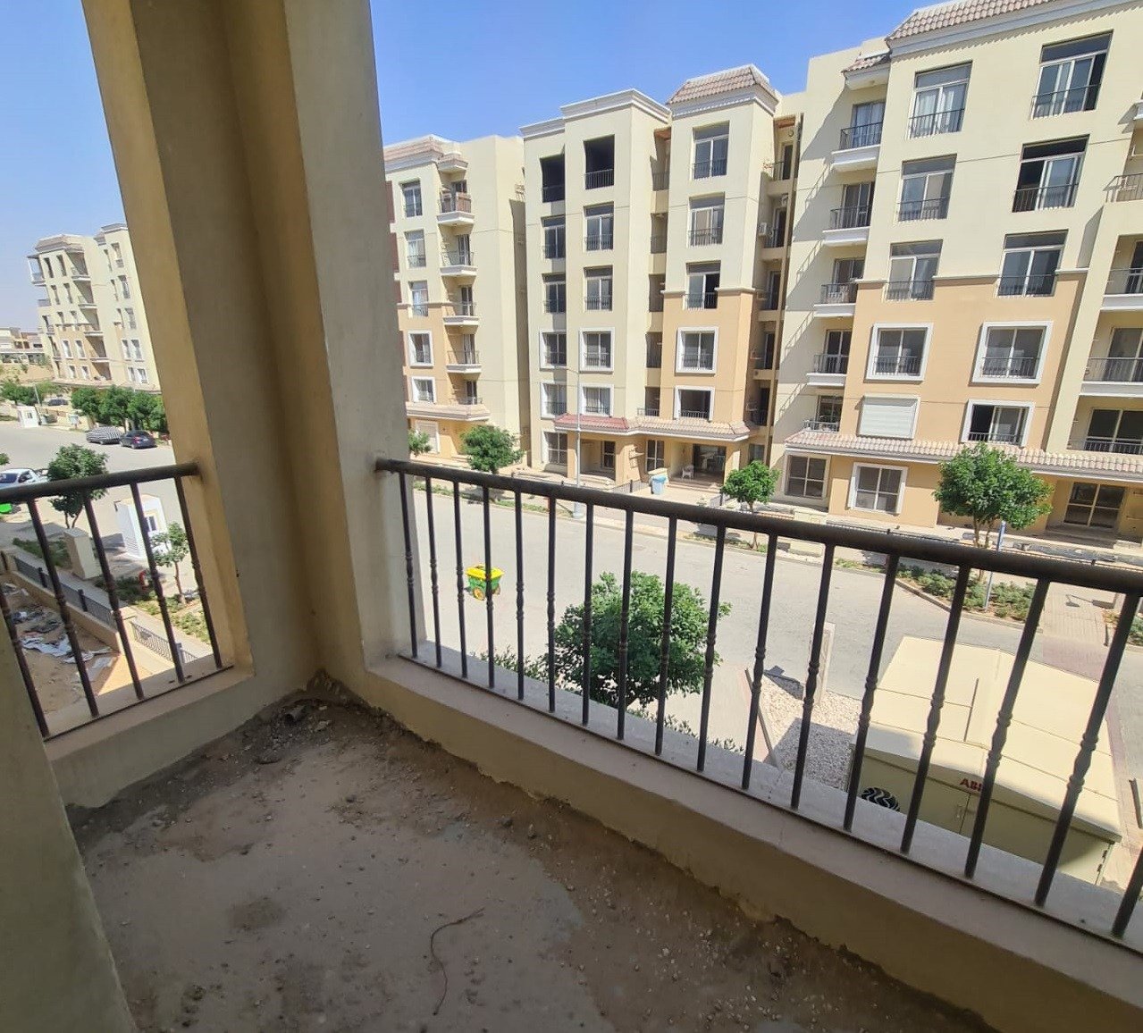 بلكونة بدرابزين معدني تطل على عمارات مجاورة - شقة في سراي S2 مدينة المستقبل