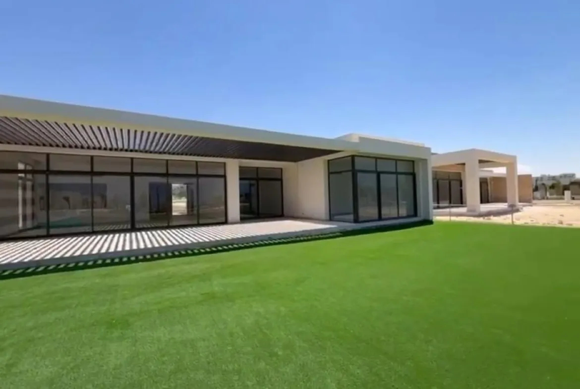 Single-storey modern villa with glass walls and a lawn - chalet in Silver Sands, North Coast