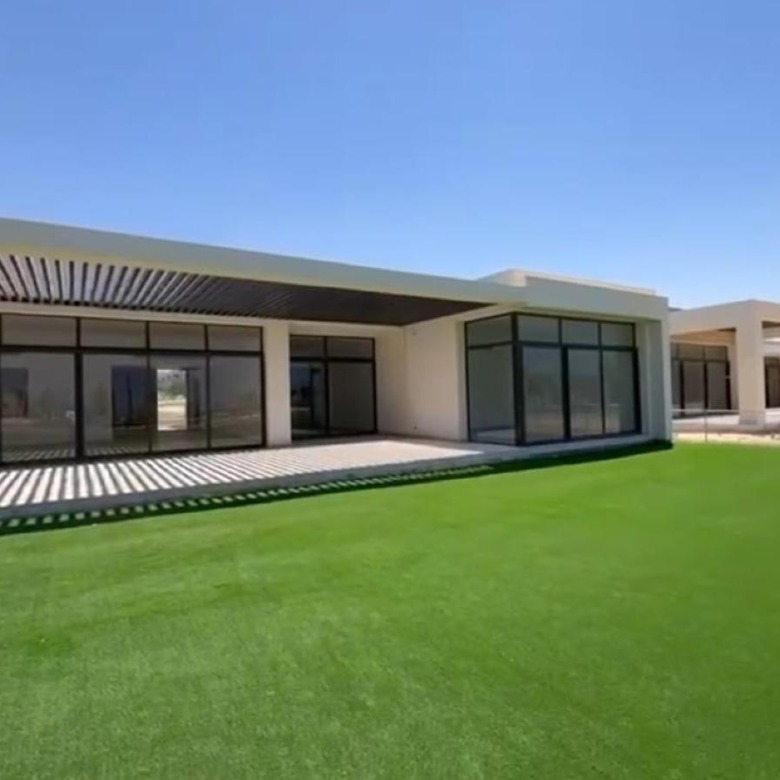 Single-storey modern villa with glass walls and a lawn - chalet in Silver Sands, North Coast