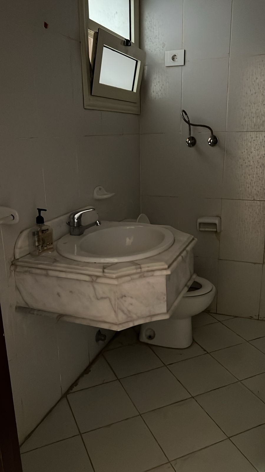 smart-life-apt-215-02 حوض رخام معلق في حمام فارغ - شقة في سمارت لايف التجمع الخامس، القاهرة الجديدة