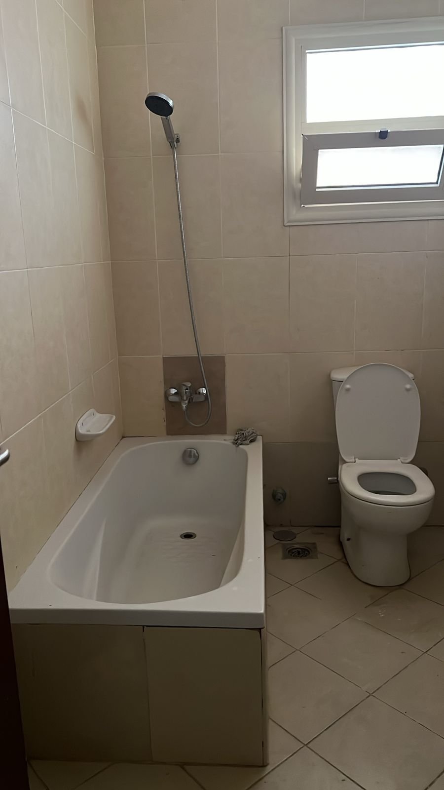 smart-life-apt-215-03 حمام ببانيو ومرحاض وشباك صغير - شقة في سمارت لايف التجمع الخامس، القاهرة الجديدة