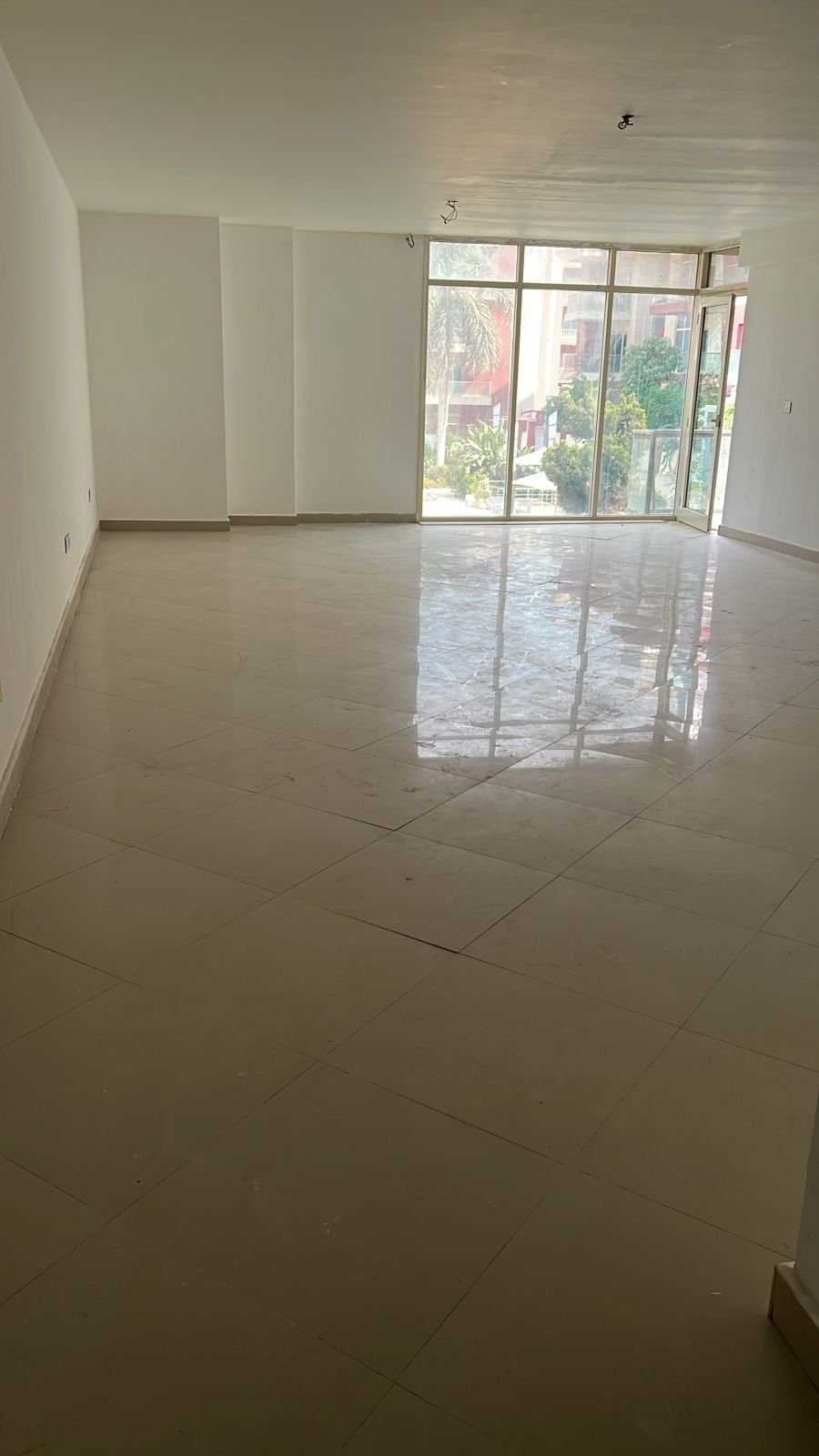smart-life-apt-215-04 غرفة كبيرة فارغة بباب بلكونة زجاج - شقة في سمارت لايف التجمع الخامس، القاهرة الجديدة