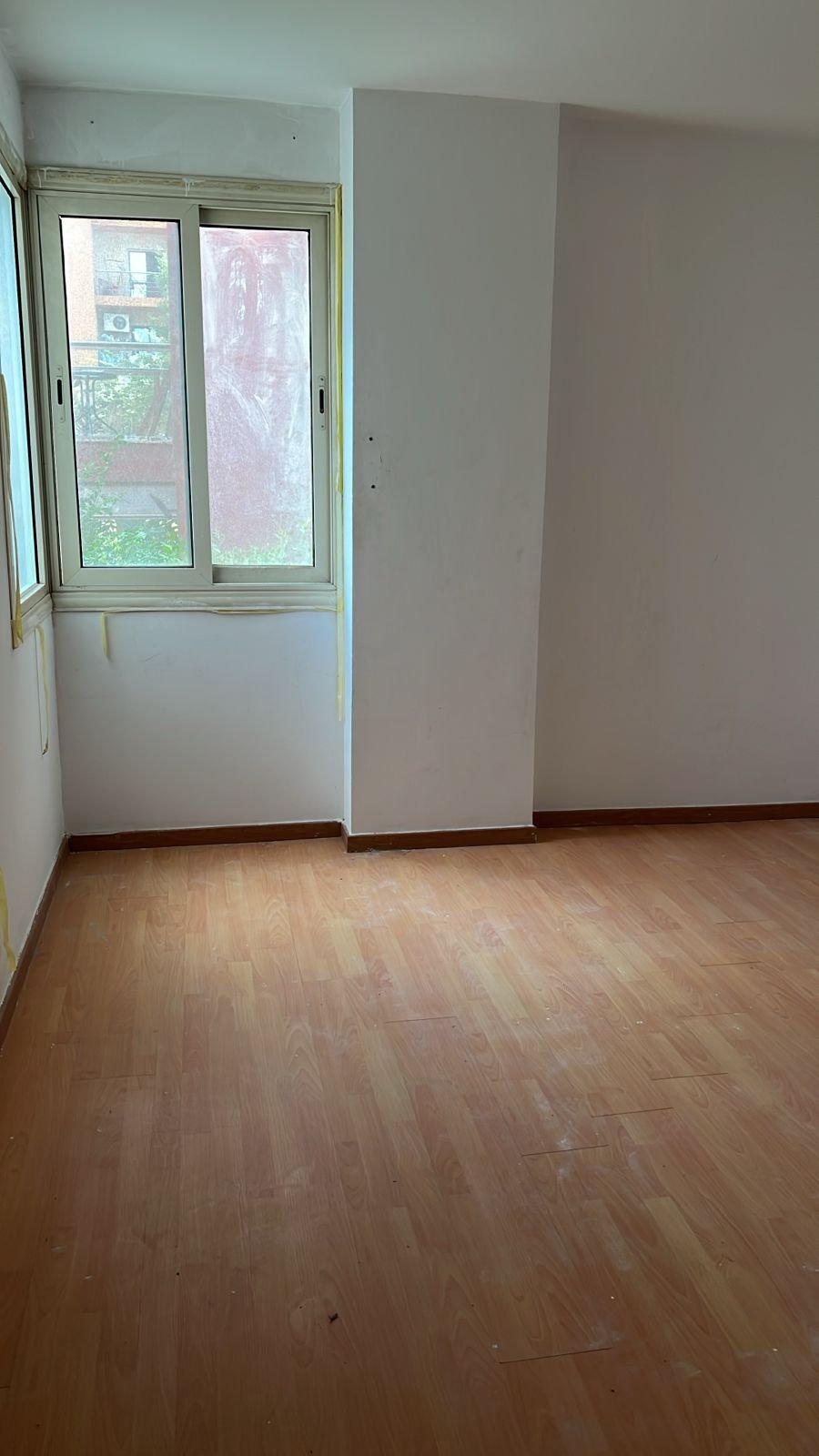 smart-life-apt-215-06 غرفة فارغة بشباك وأرضية باركيه - شقة في سمارت لايف التجمع الخامس، القاهرة الجديدة