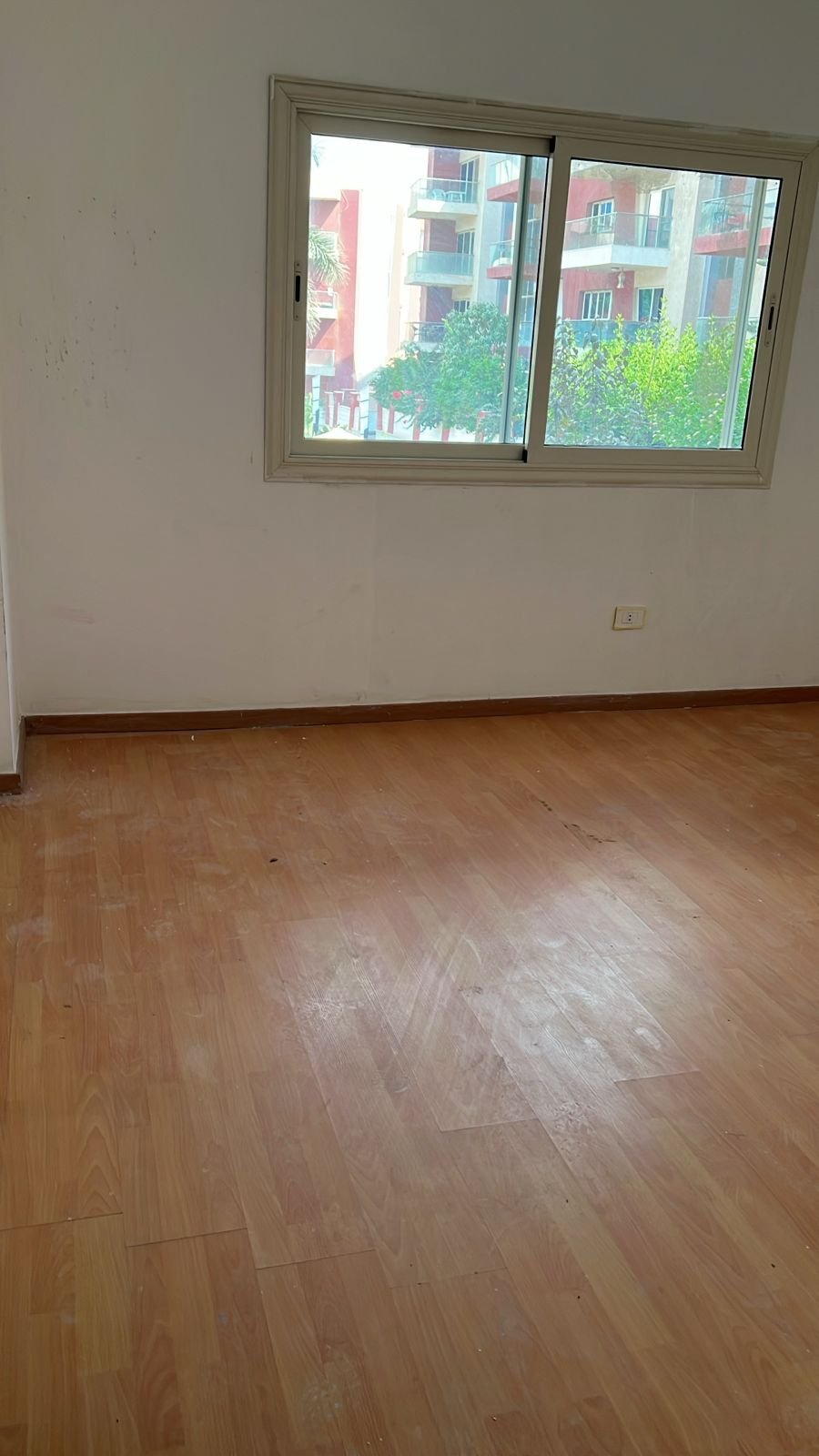 smart-life-apt-215-08 غرفة فارغة بشباك يطل على المبنى المجاور - شقة في سمارت لايف التجمع الخامس، القاهرة الجديدة
