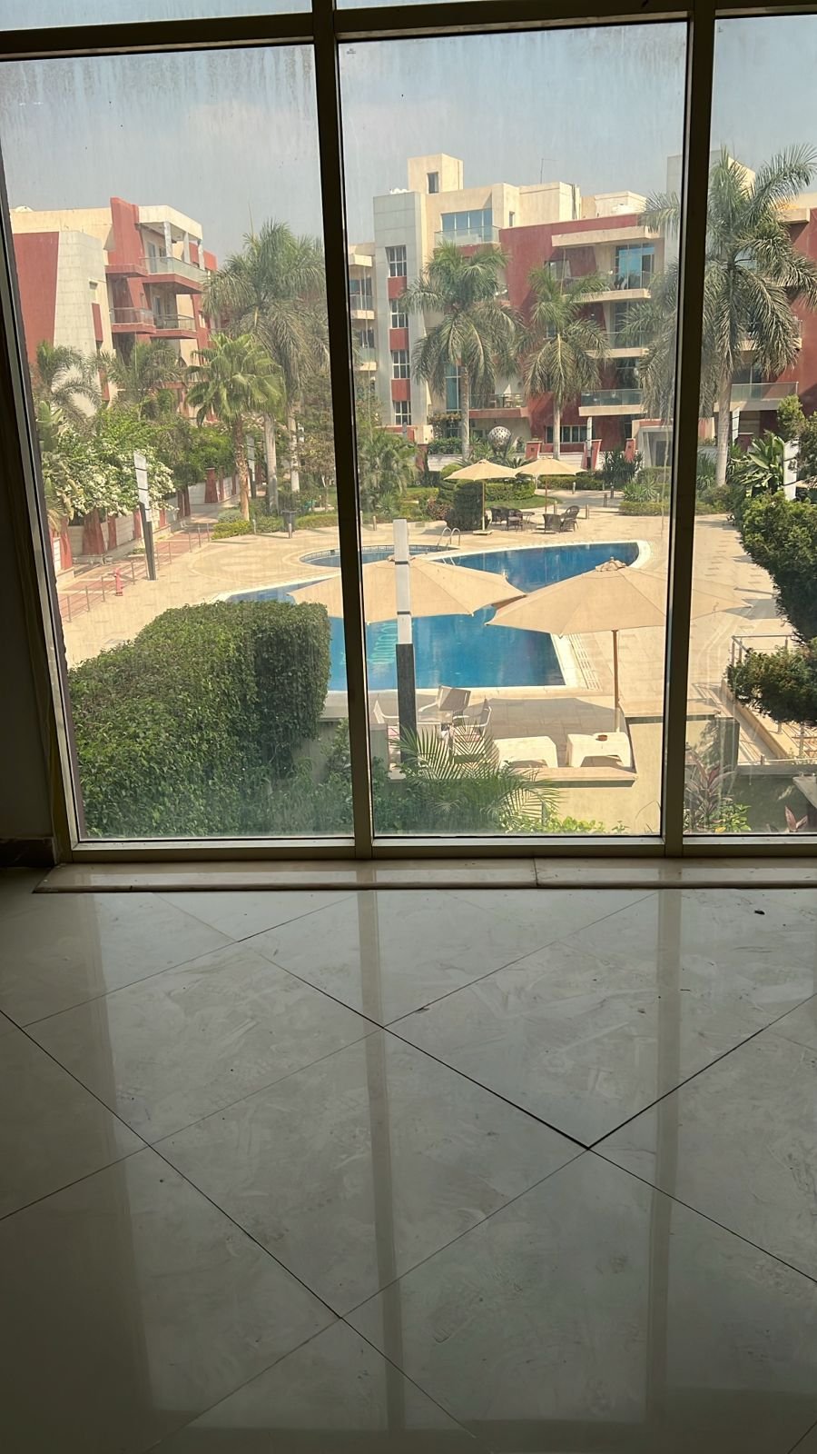 smart-life-apt-215-09 أبواب زجاج تفتح على تراس بإطلالة مسبح - شقة في سمارت لايف التجمع الخامس، القاهرة الجديدة