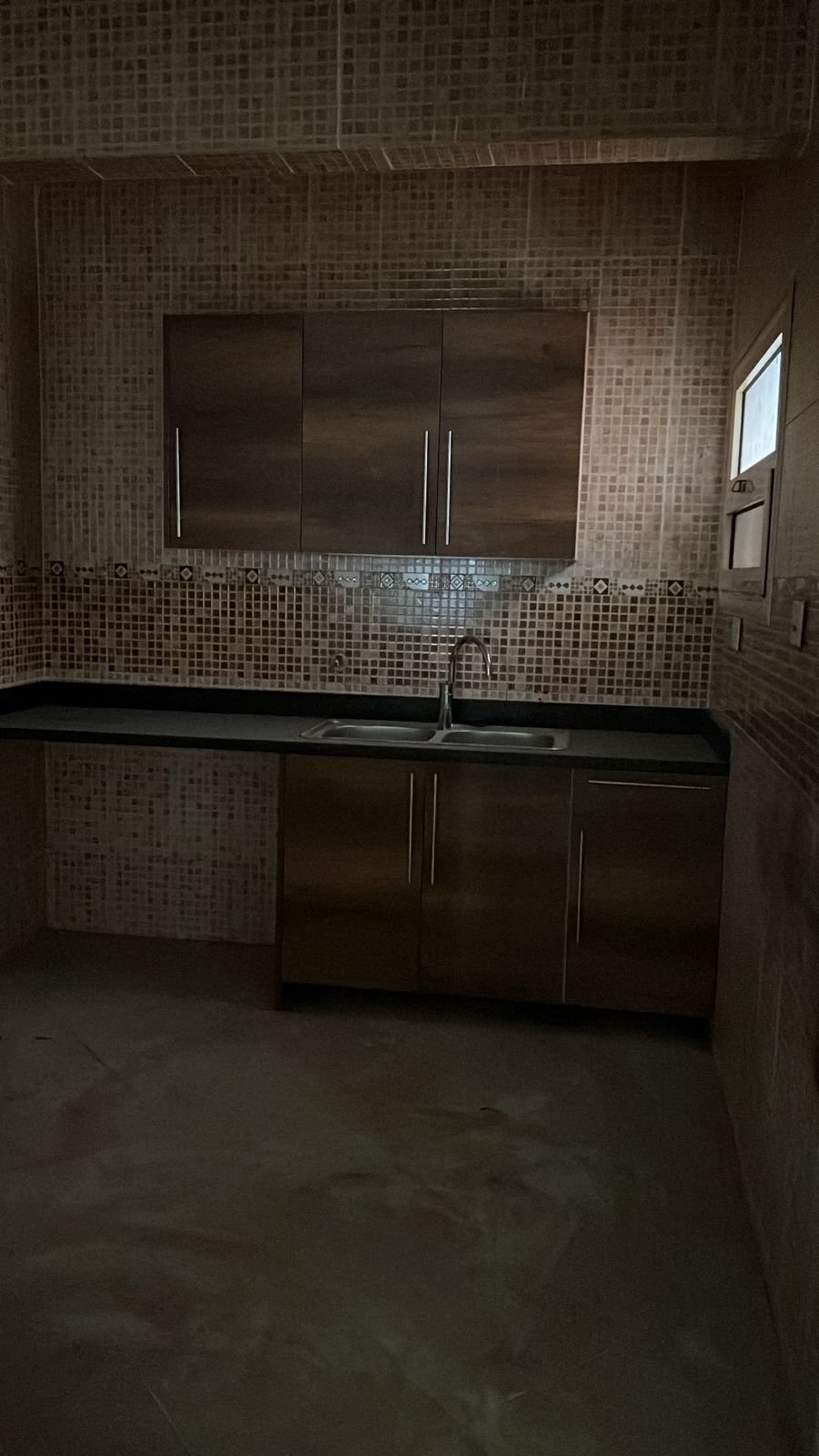 smart-life-apt-215-10 مساحة مطبخ غير مكتملة برخامة داكنة - شقة في سمارت لايف التجمع الخامس، القاهرة الجديدة