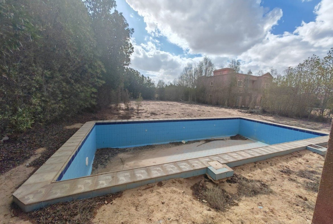 Private swimming pool, villa for sale in Golf Solimaniya, Cairo-Alex Desert Road