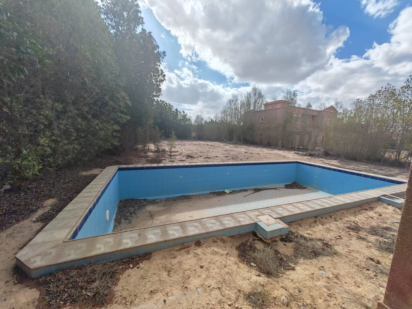 Private swimming pool, villa for sale in Golf Solimaniya, Cairo-Alex Desert Road