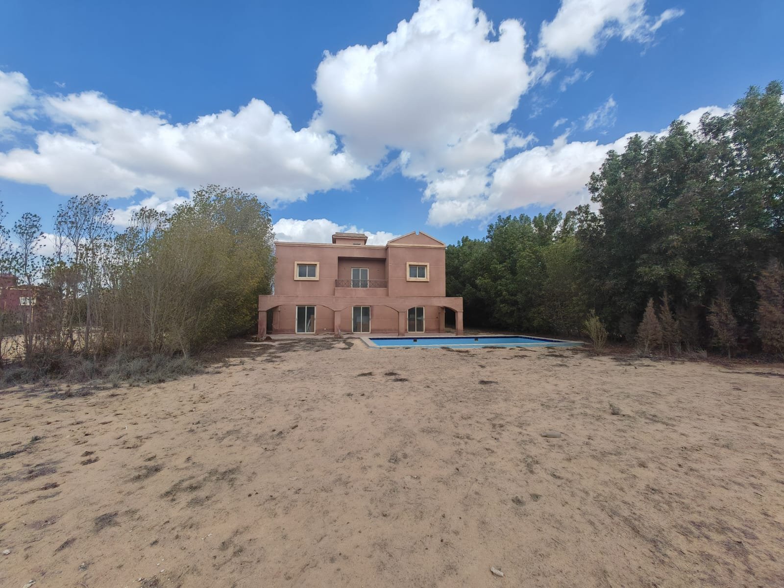 Villa exterior with private swimming pool, villa for sale in Golf Solimaniya, Cairo-Alex Desert Road
